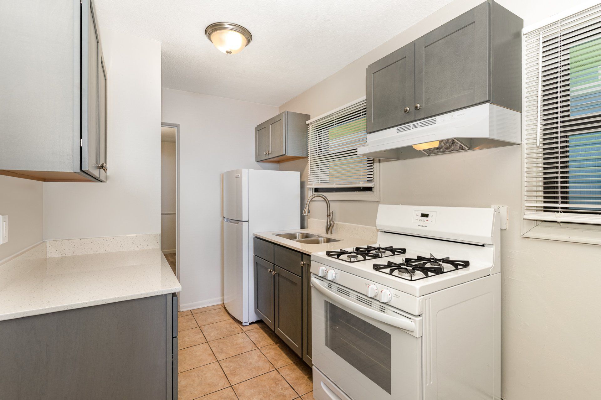 2612 Ave Apartments kitchen