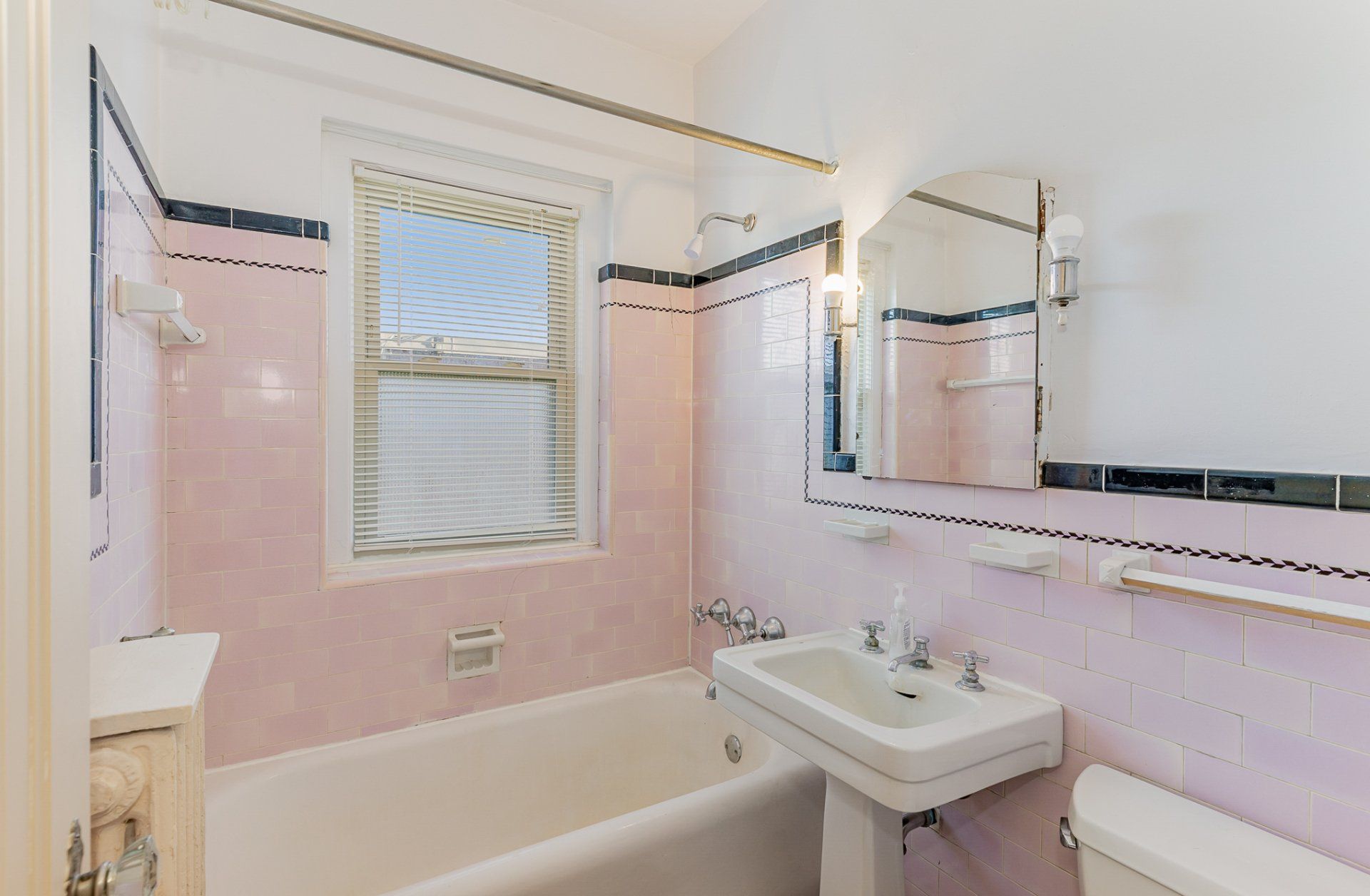 2719 Park Apartments bathroom