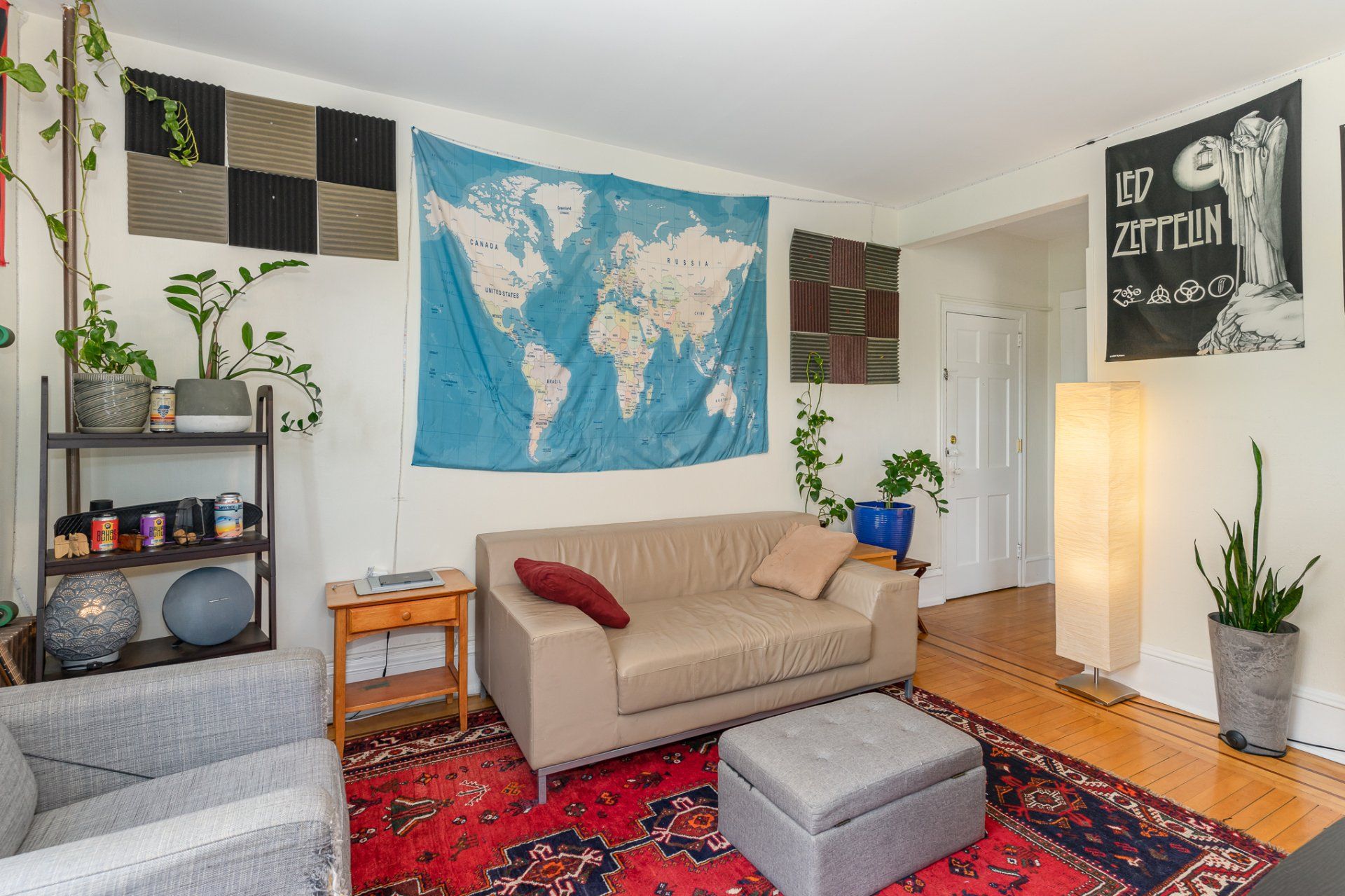 606 7th St SE living room