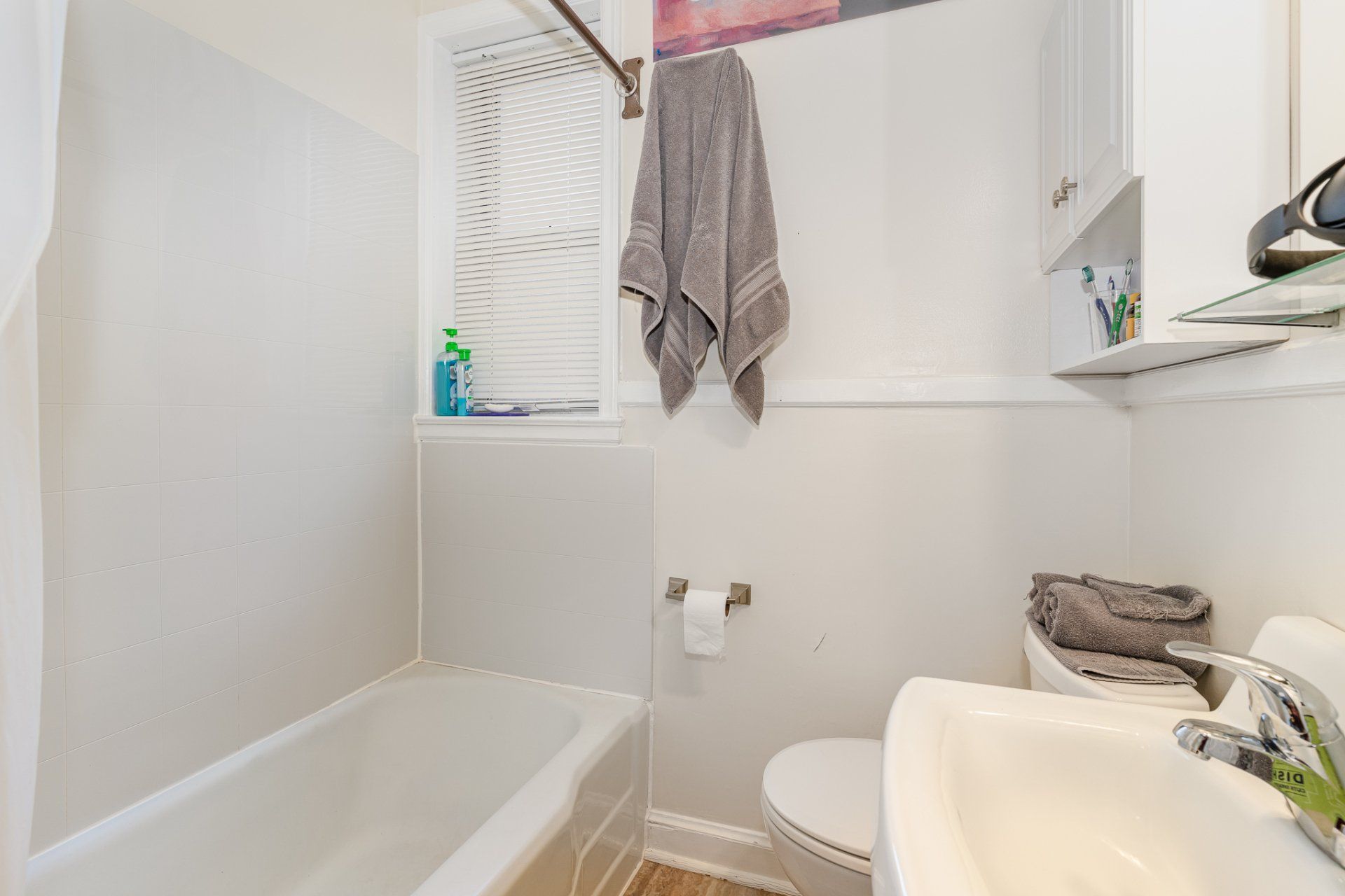 606 7th St SE bathroom