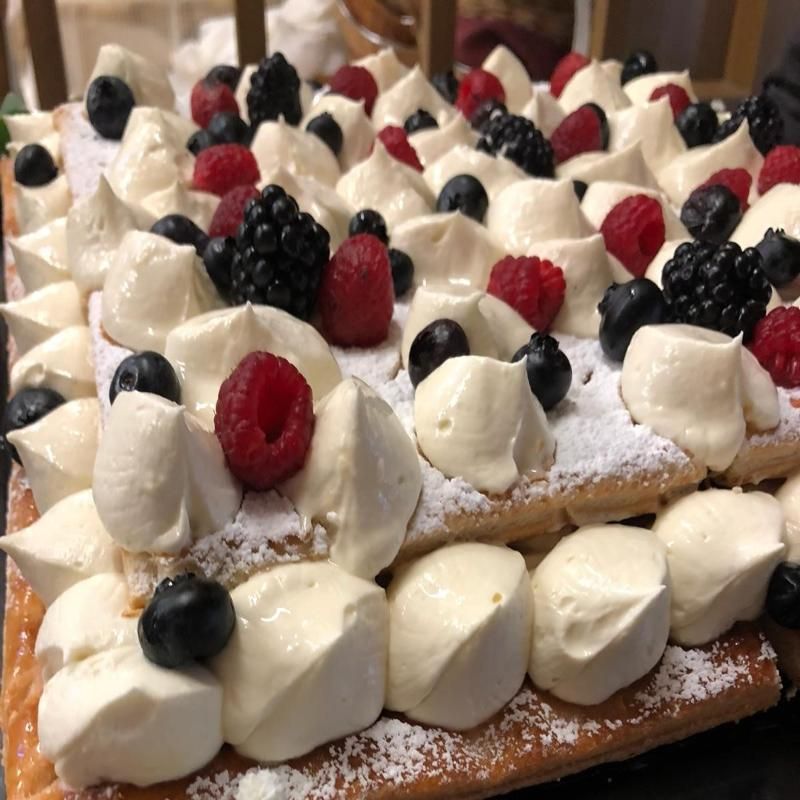 Dessert: pasta sfoglia con panna montata, lamponi, mirtilli, more e zucchero a velo.