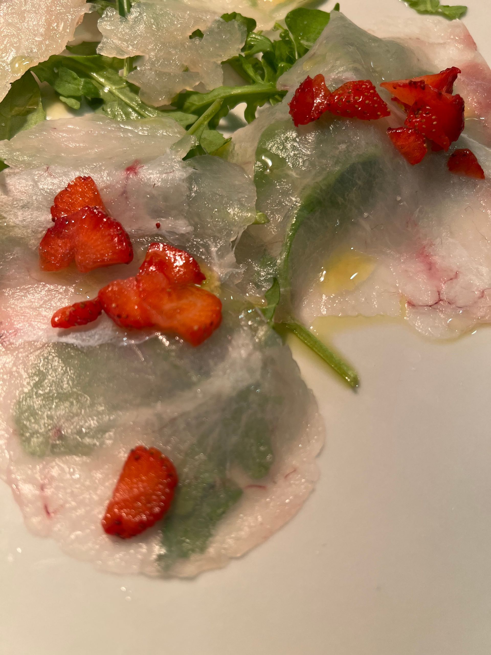 Carpaccio con fragole e rucola.
