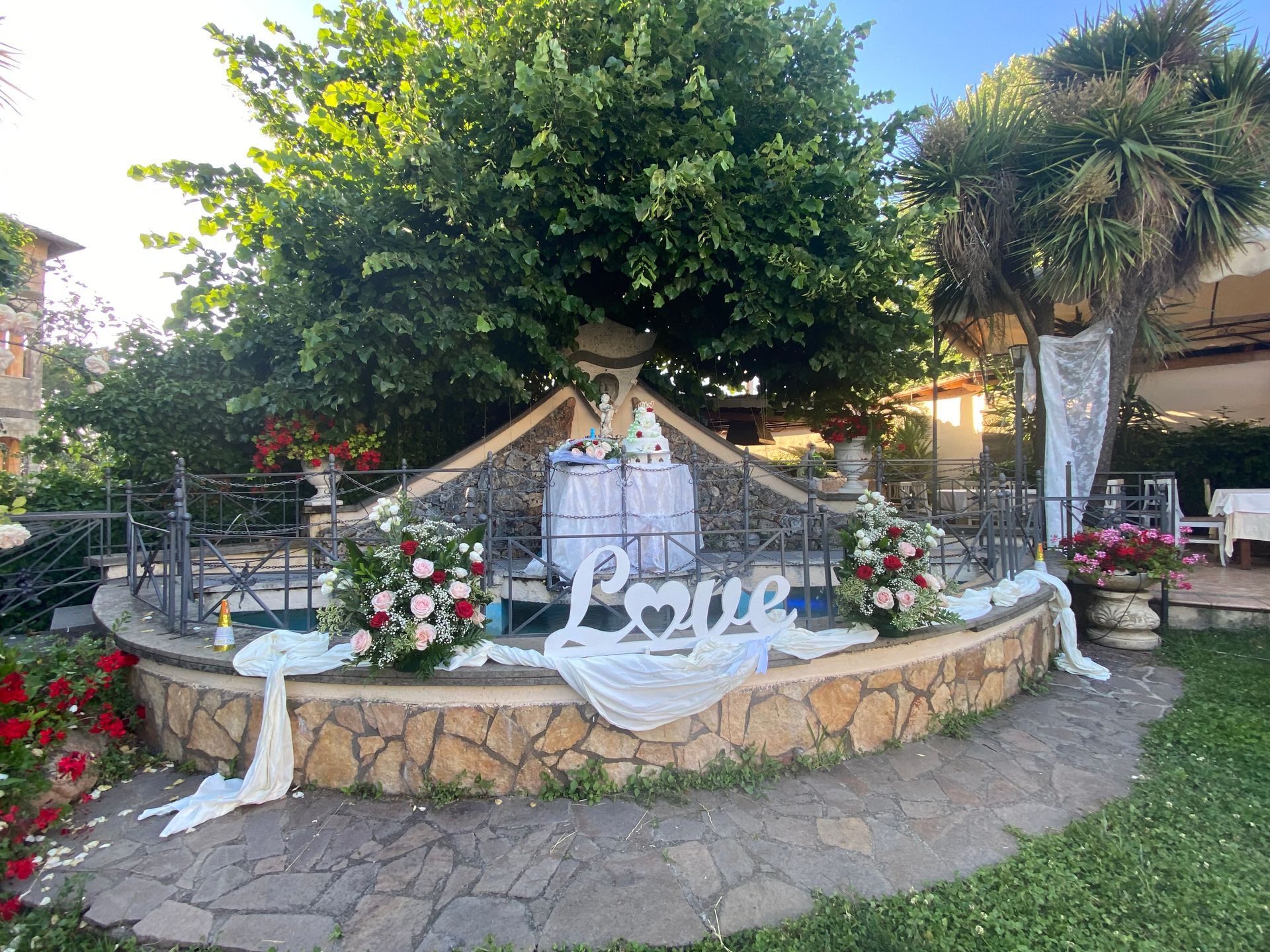 Una fontana decorata con la scritta