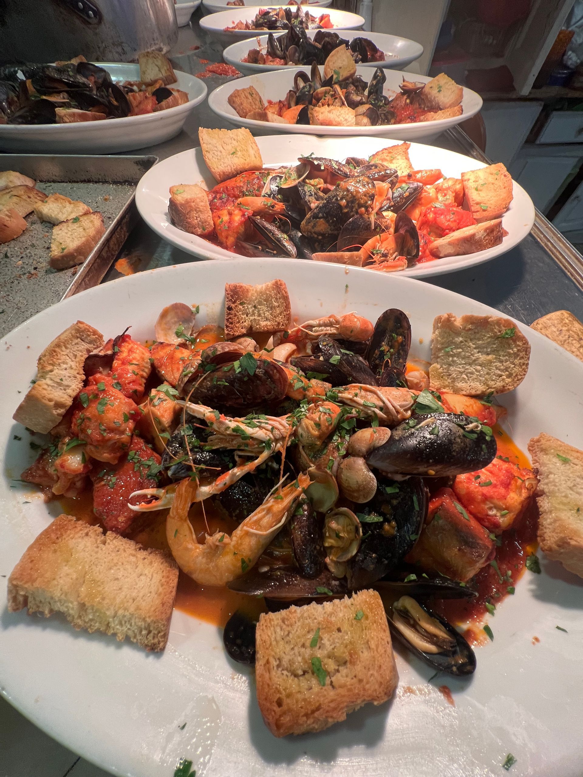 Piatti di stufato di pesce con pane tostato.