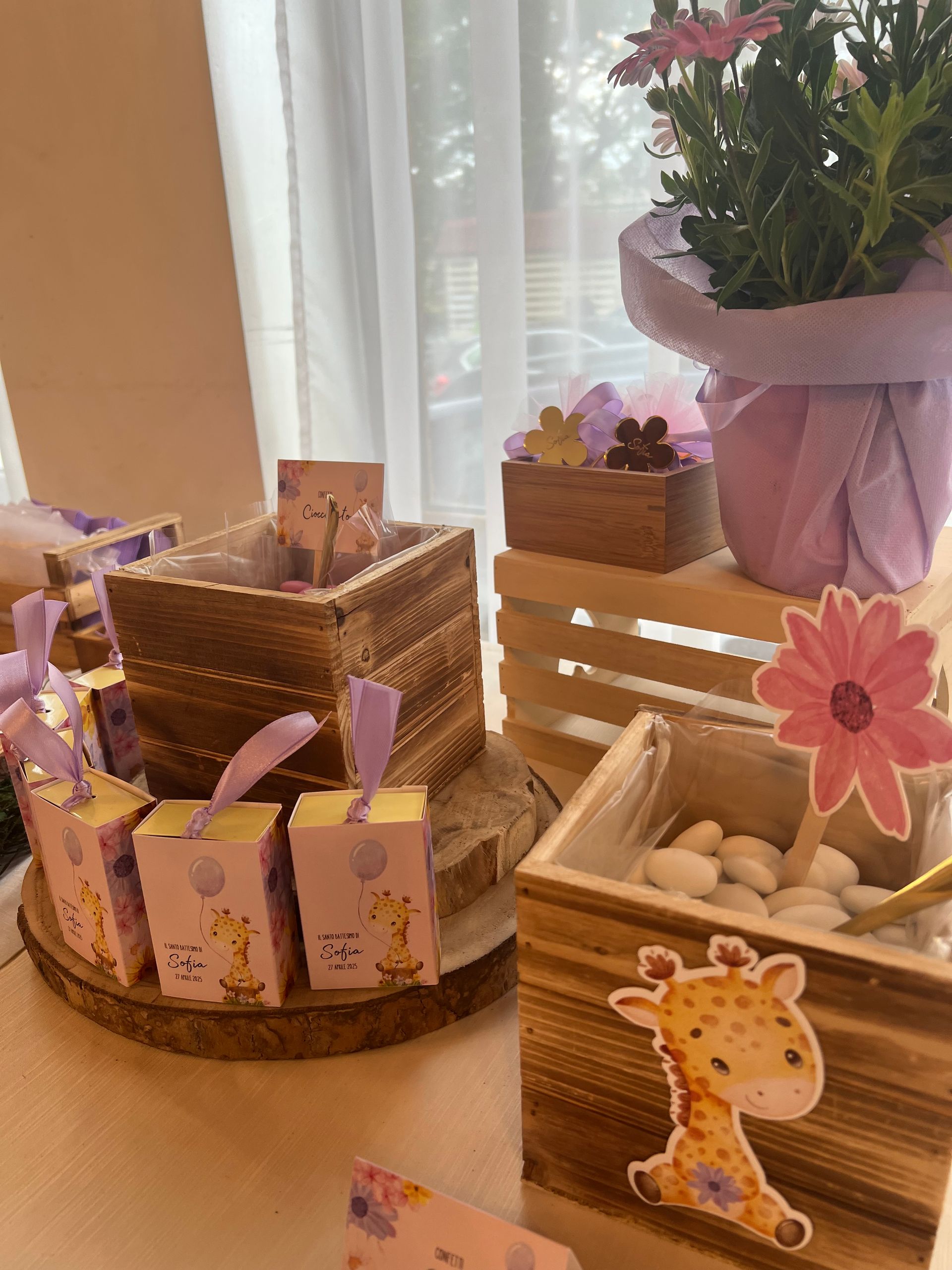 Tavolo per baby shower con decorazioni a forma di giraffa e bomboniere.