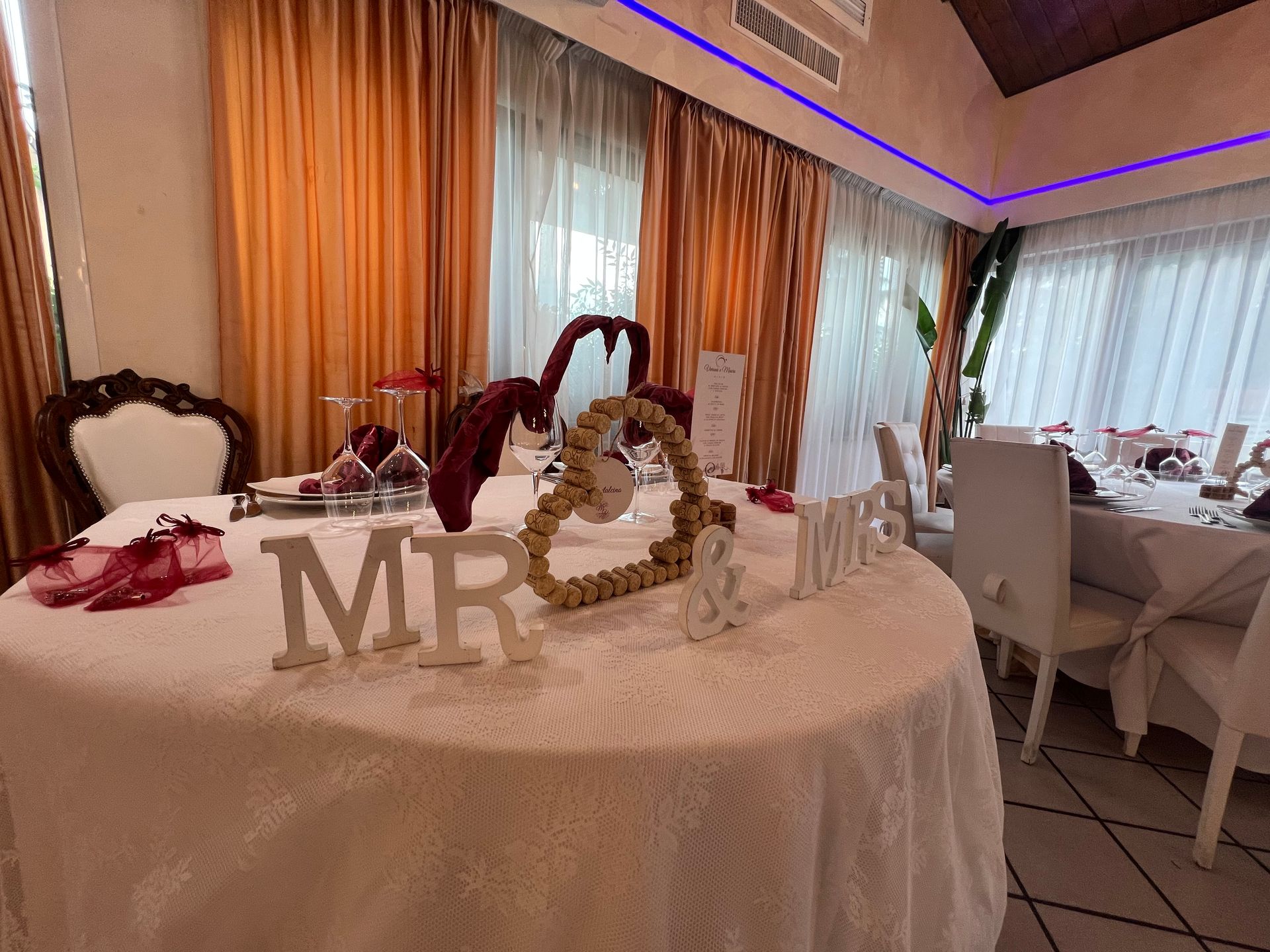 Tavolo per ricevimento di nozze con lettere