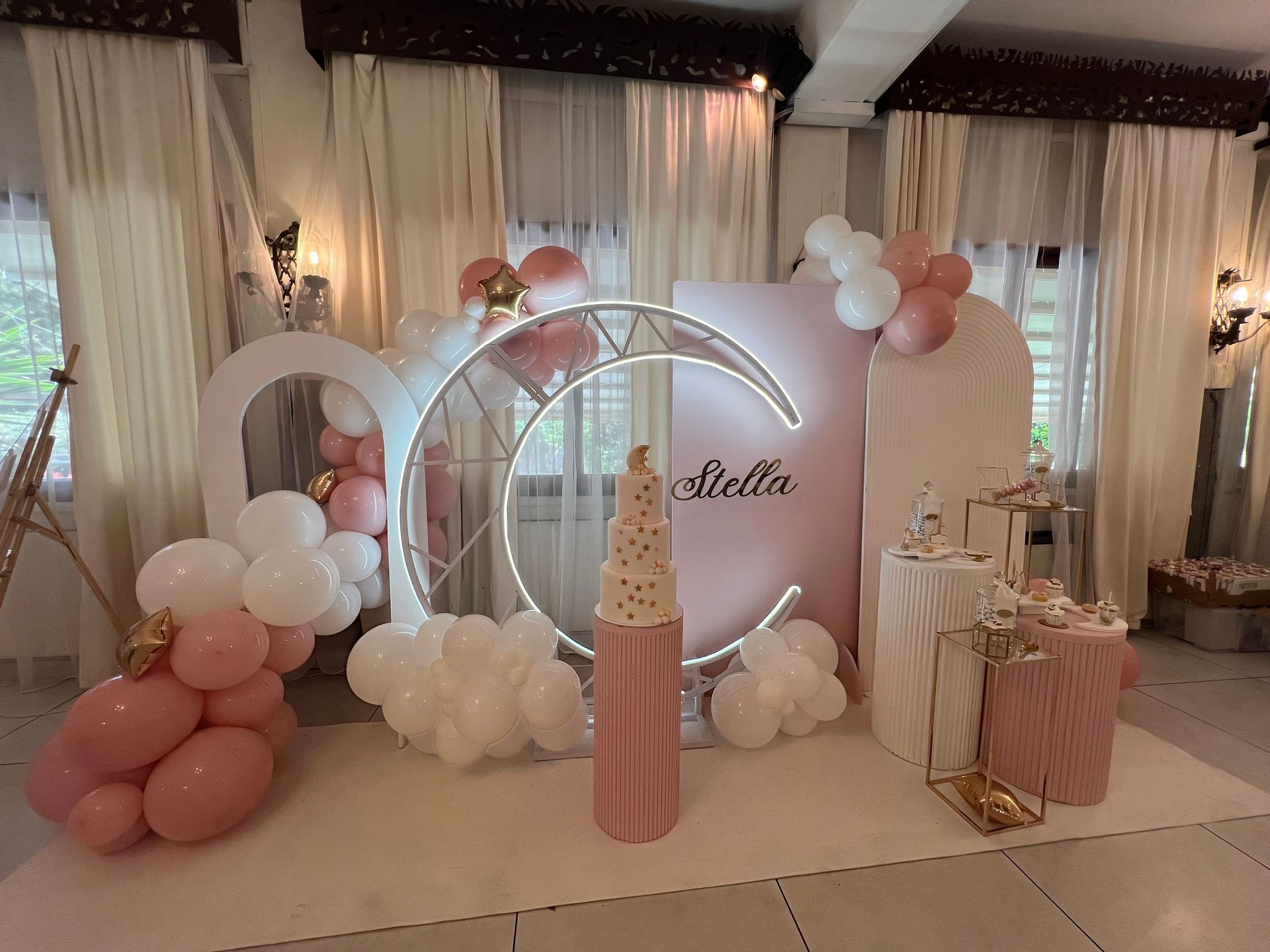 Sfondo per feste con palloncini rosa e bianchi, luna e torta, per una festa.