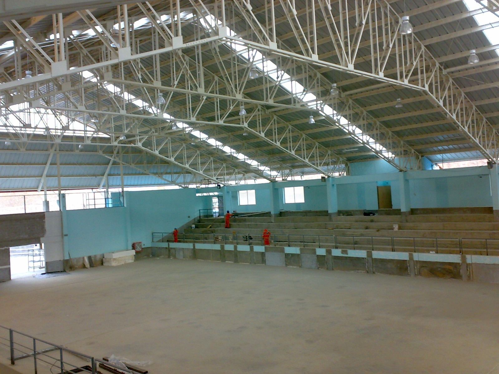 Estructura de acero en construcción contra un cielo azul