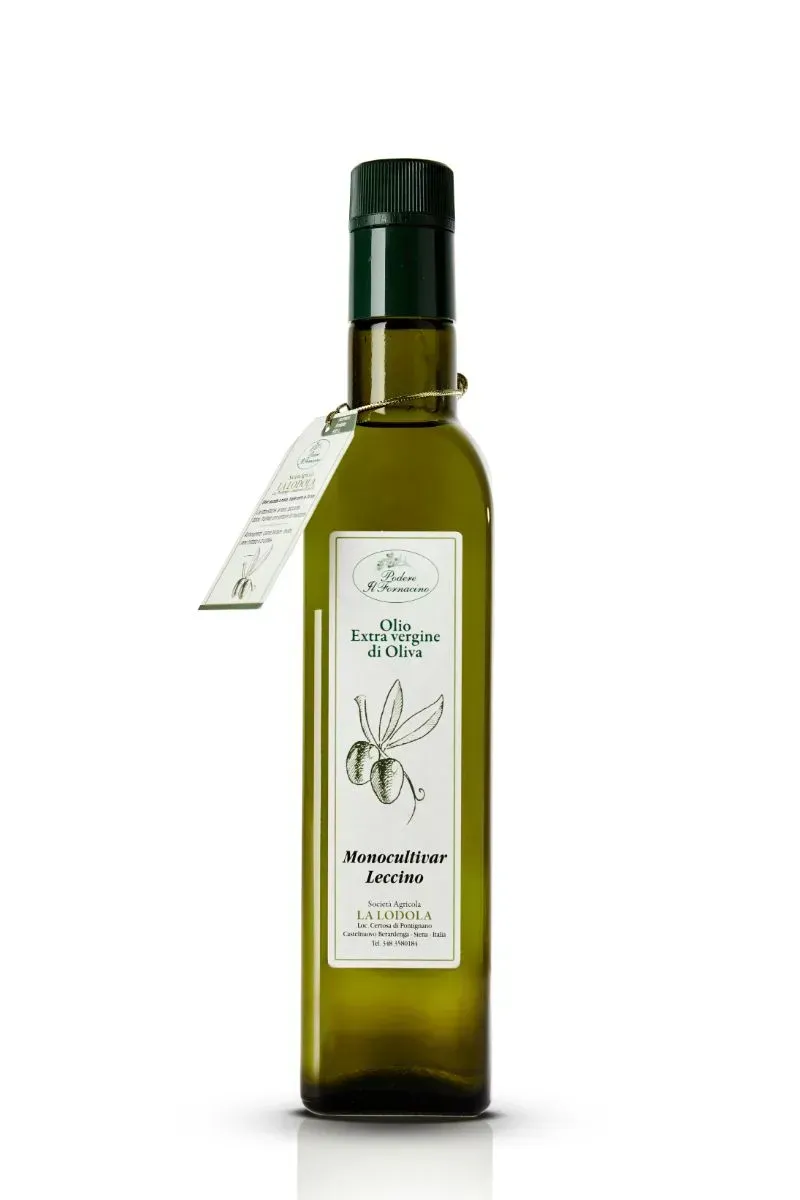 Una bottiglia di olio d'oliva con un'etichetta attaccata