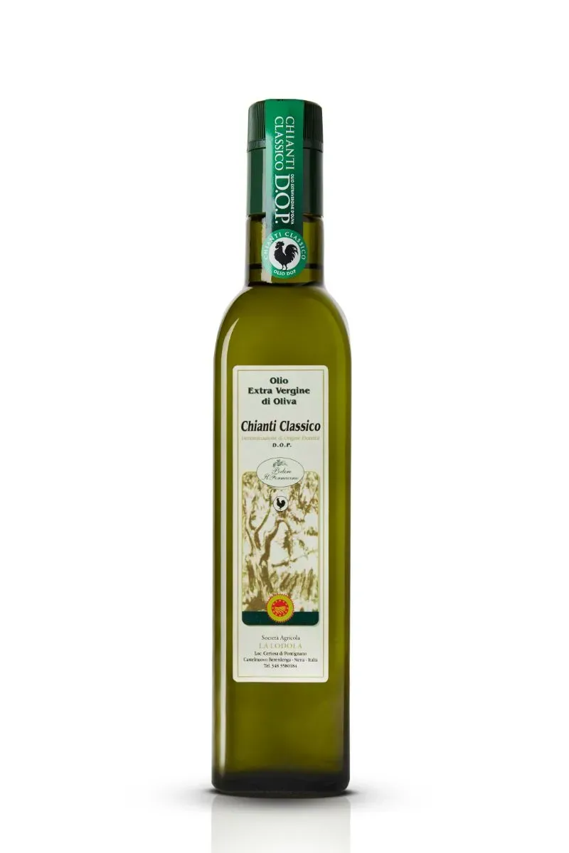 Una bottiglia di olio d'oliva con un'etichetta verde su uno sfondo bianco.