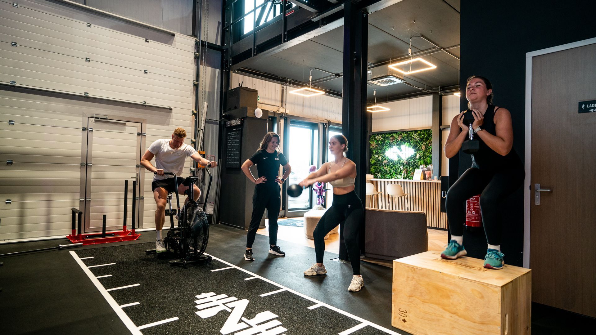 Een groep mensen doet oefeningen in een sportschool.