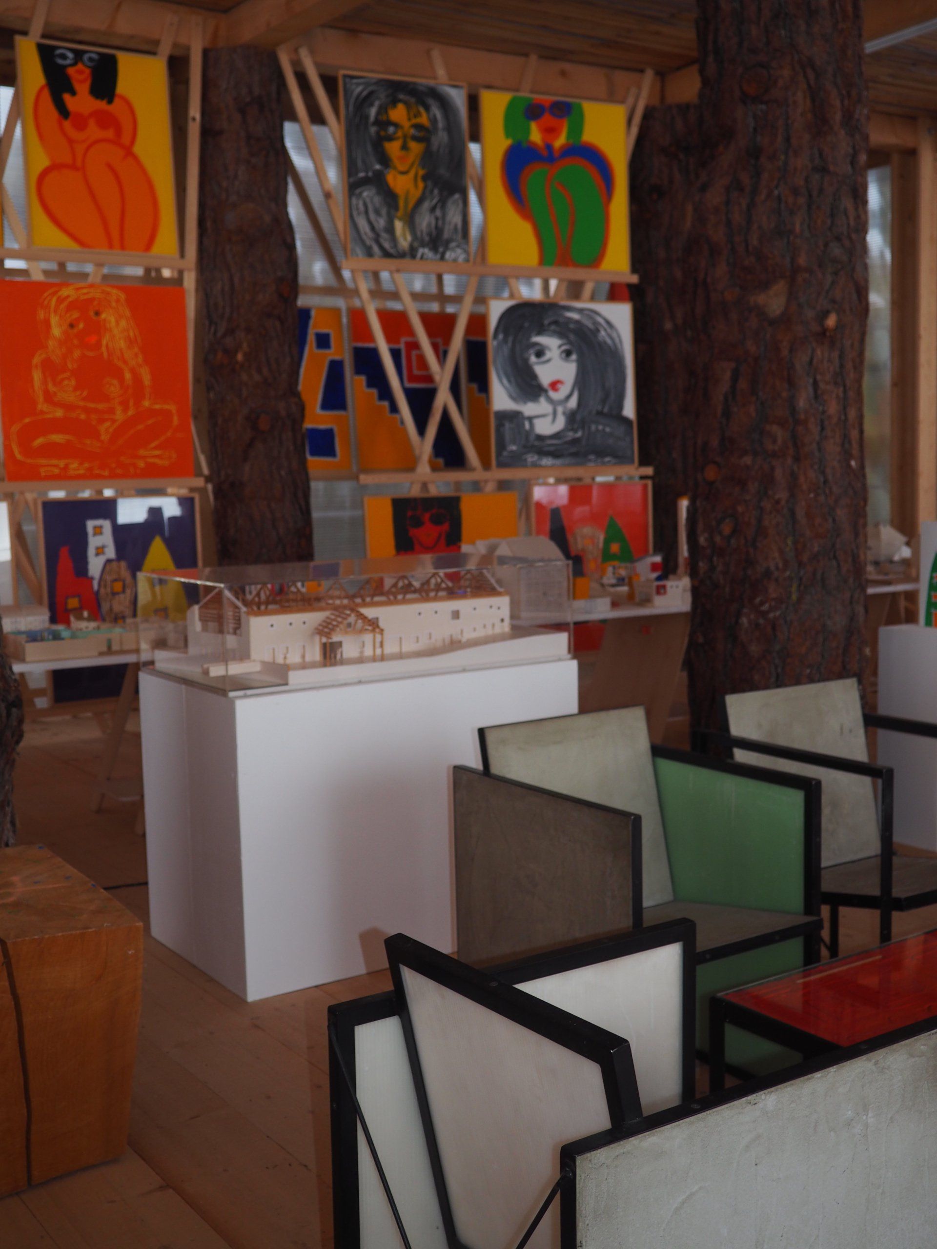 Furniture Leon Luxemburg: Stahl, Beton und Glas