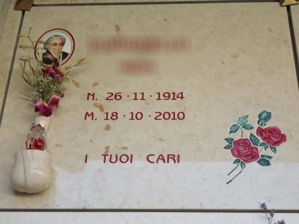 Loculo in pietra con incisioni