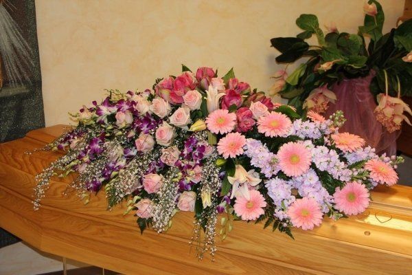 Copribara con diversi tipi di fiori freschi