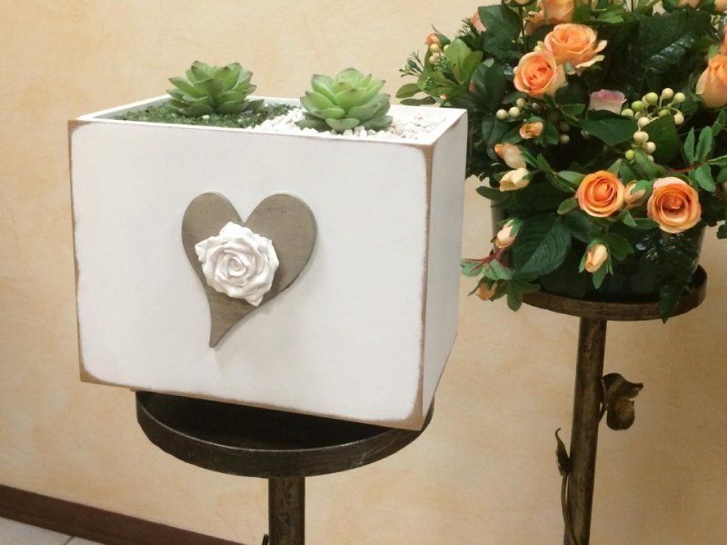 Urna cineraria con decorazione floreale