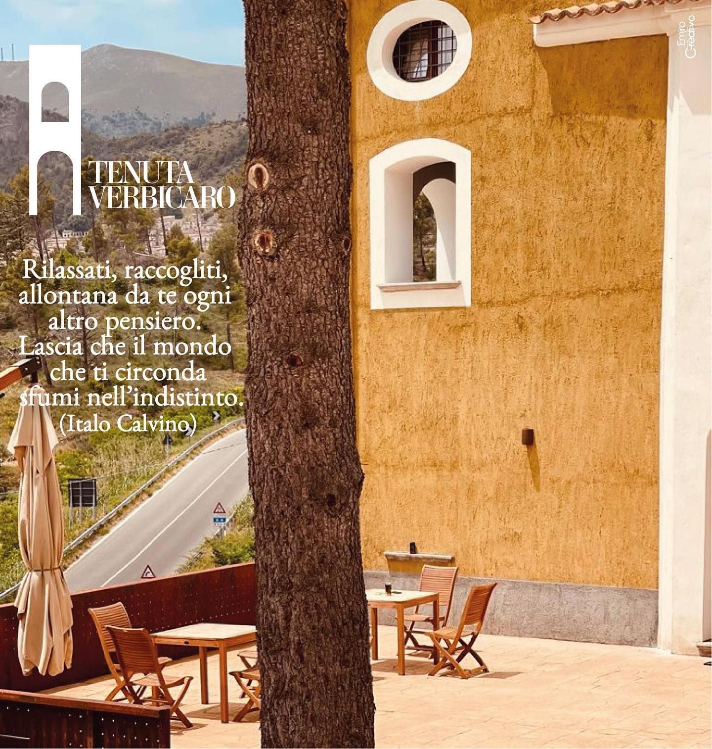 Ristorante all'aperto con tavoli in legno, sedie e vista sulle montagne; testo sovrapposto.