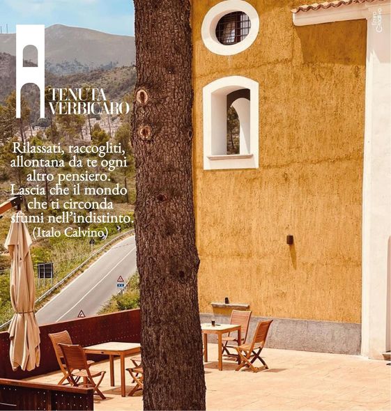 Ristorante all'aperto con tavoli in legno, sedie e vista sulle montagne; testo sovrapposto.