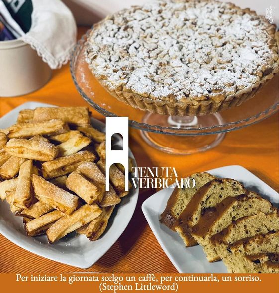 Un tavolo con pasticcini e una torta. Il testo recita: