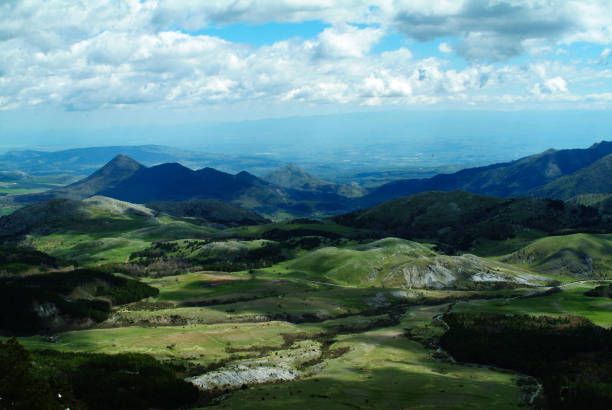 Vista aerea notturna di una cittadina collinare in Italia, illuminata da luci calde, con le montagne sullo sfondo.