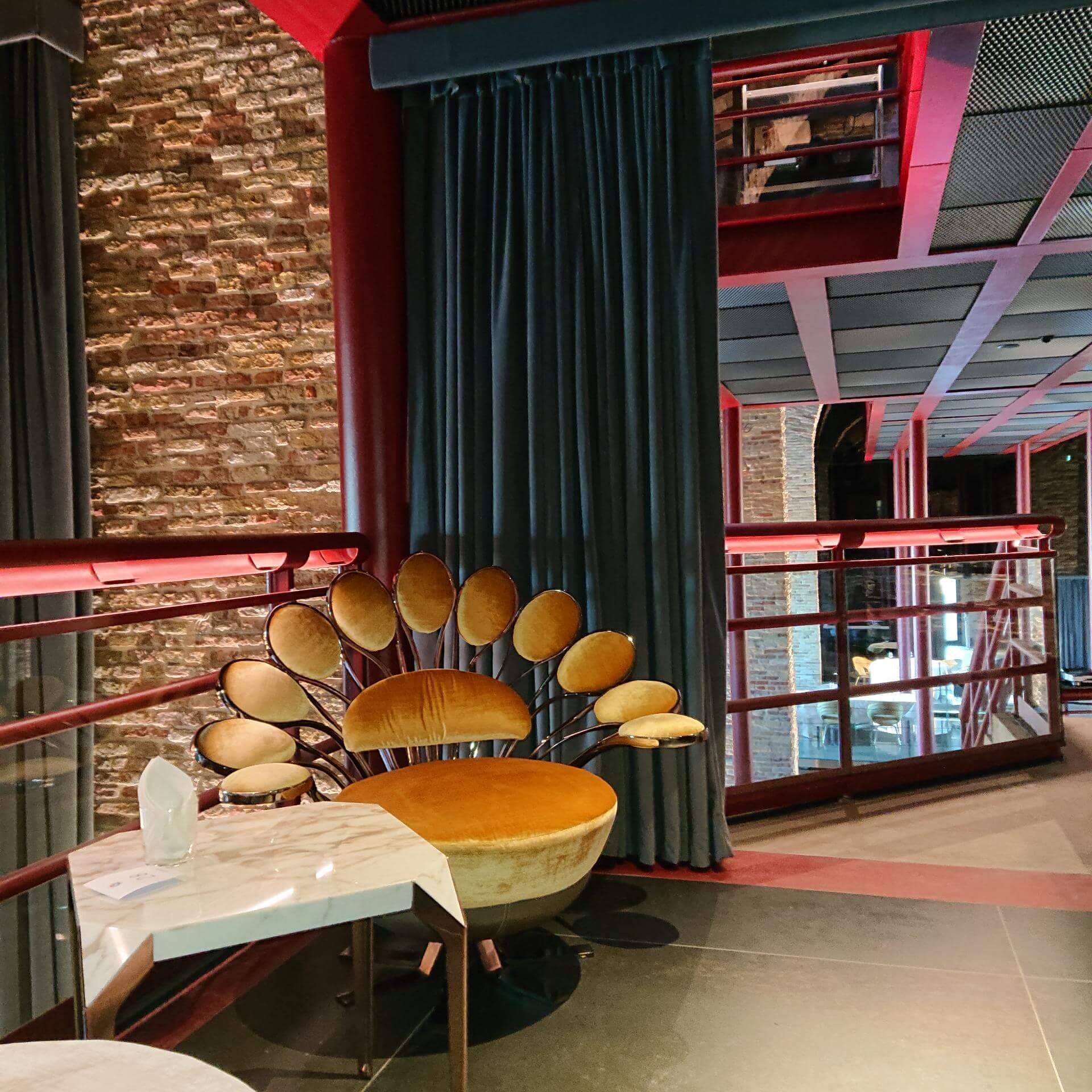 Una stanza con una sedia che sembra una pagnotta di pane