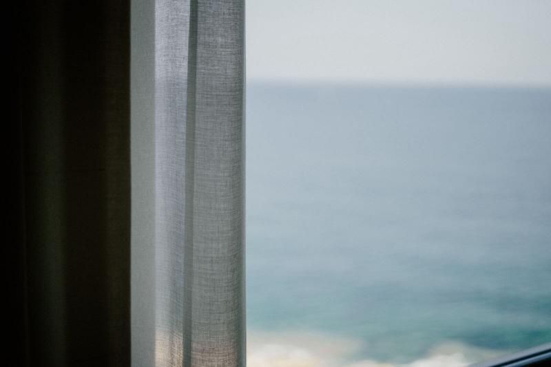 Un primo piano di una finestra con vista sull'oceano.