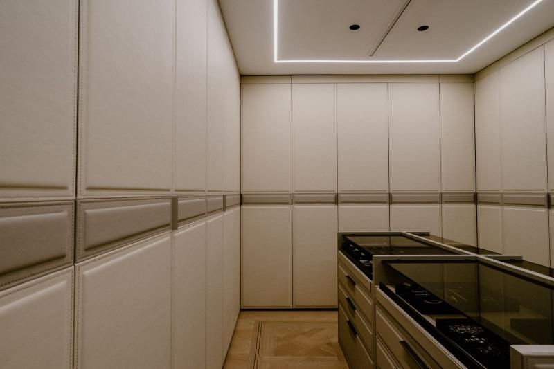 Una cucina con molti mobili e un forno