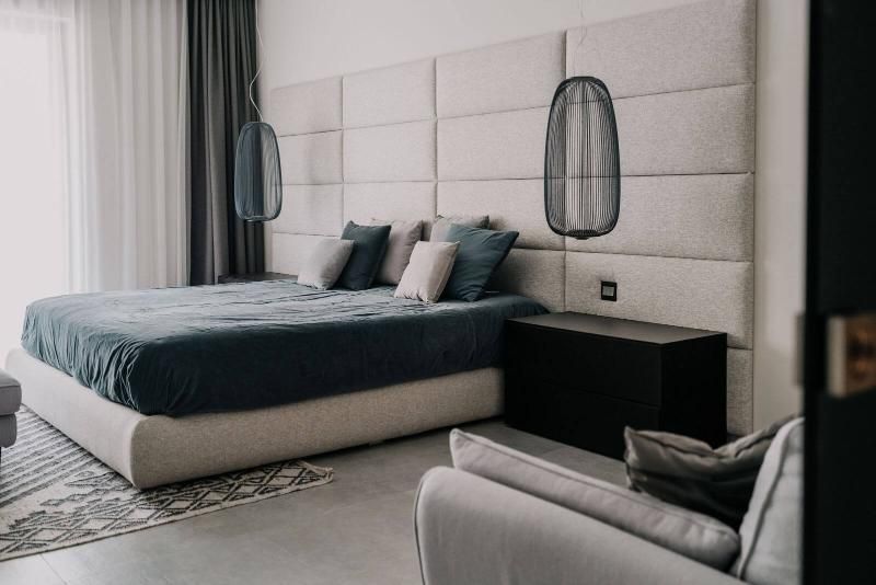 C'è un grande letto al centro della stanza.