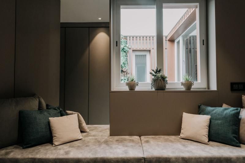 Un divano con cuscini e una finestra in un soggiorno.