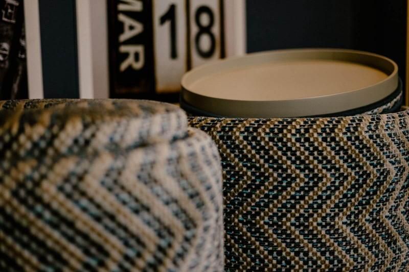 Accanto a un divano c'è un tavolo con un vassoio sopra.