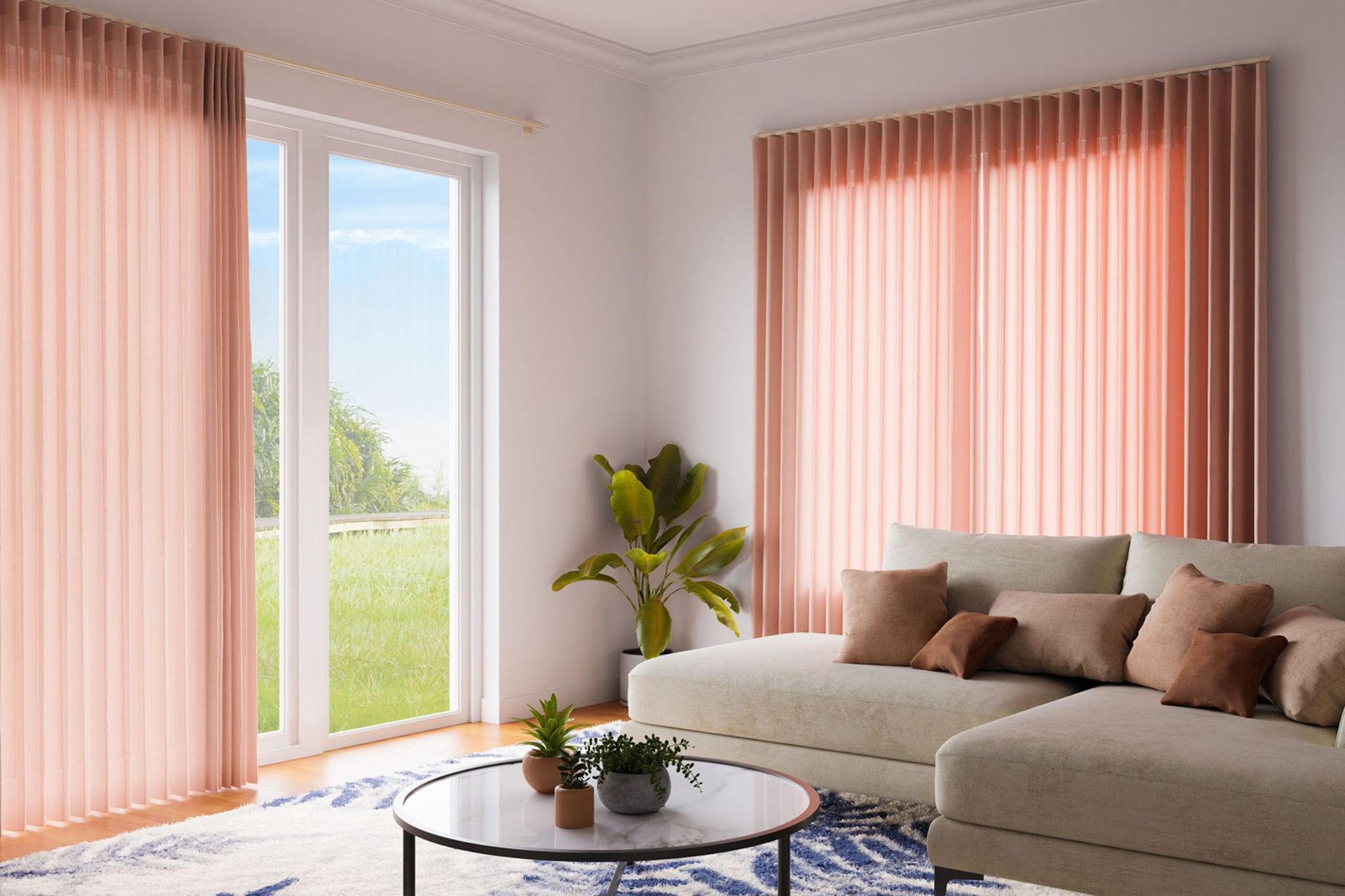 C'è un grande letto al centro della stanza.