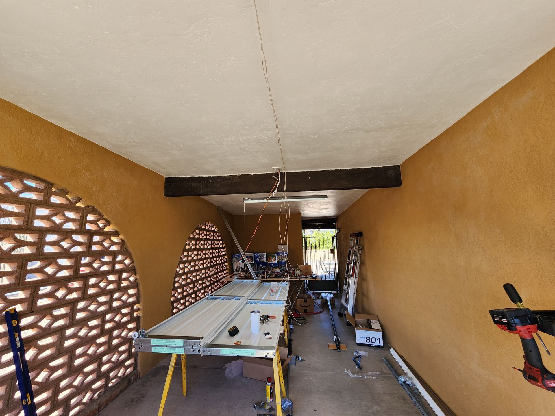 A room with a table and a drill in it