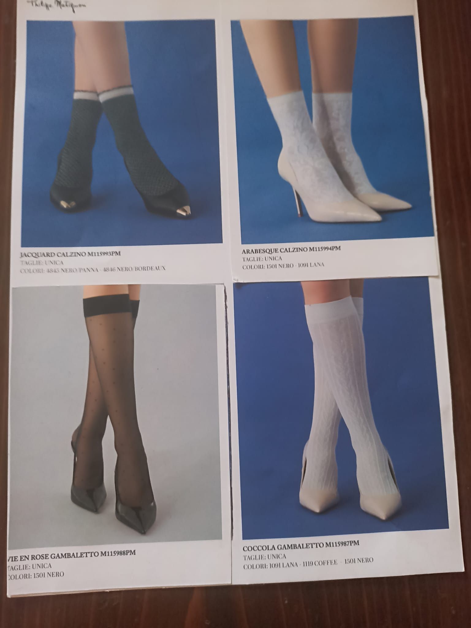 Quattro immagini di gambe che indossano calzini e scarpe su uno sfondo blu.