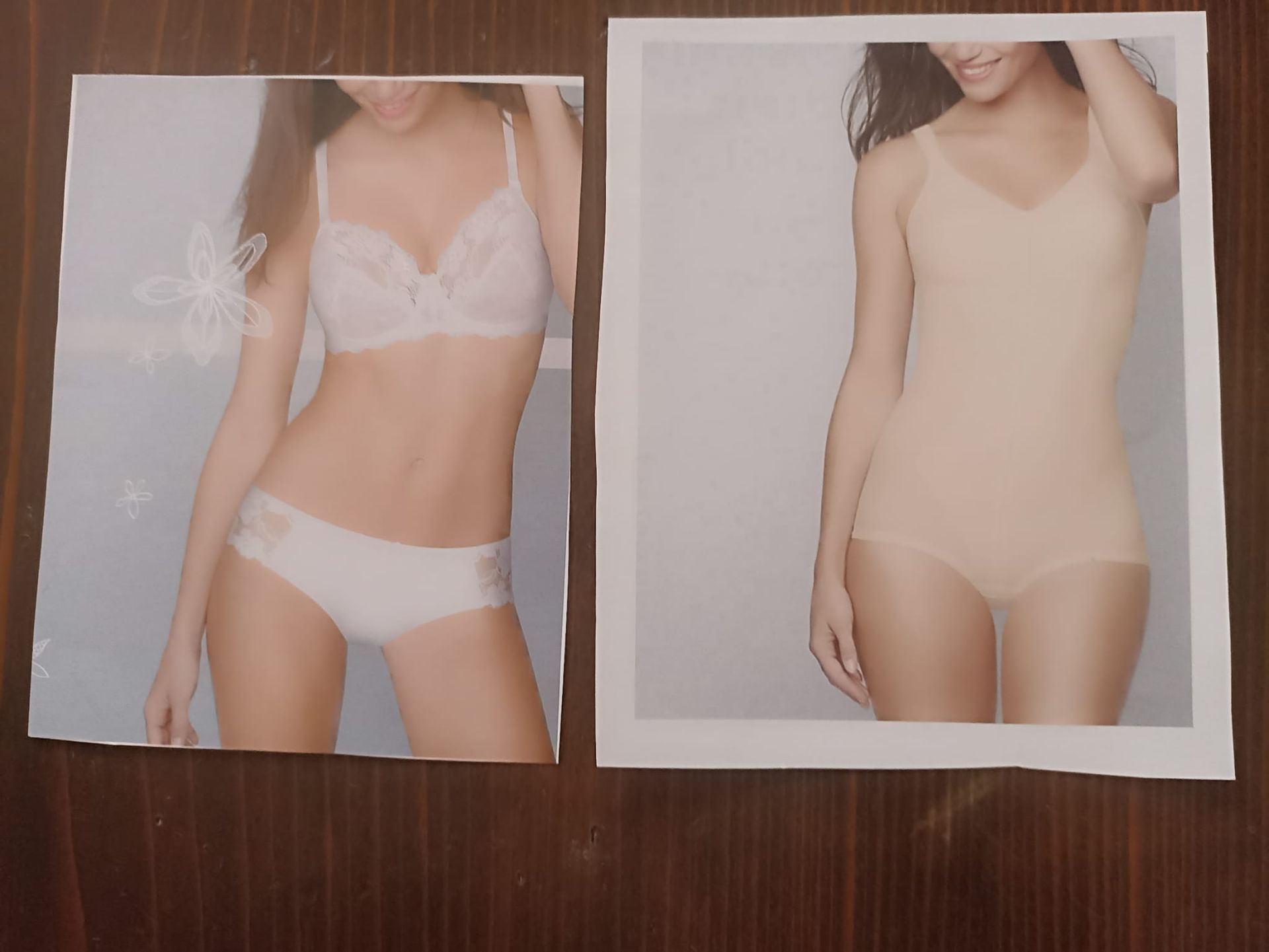 Due completi intimi da donna: reggiseno e slip, e un body modellante. Entrambi sono color carne con sfondi chiari.