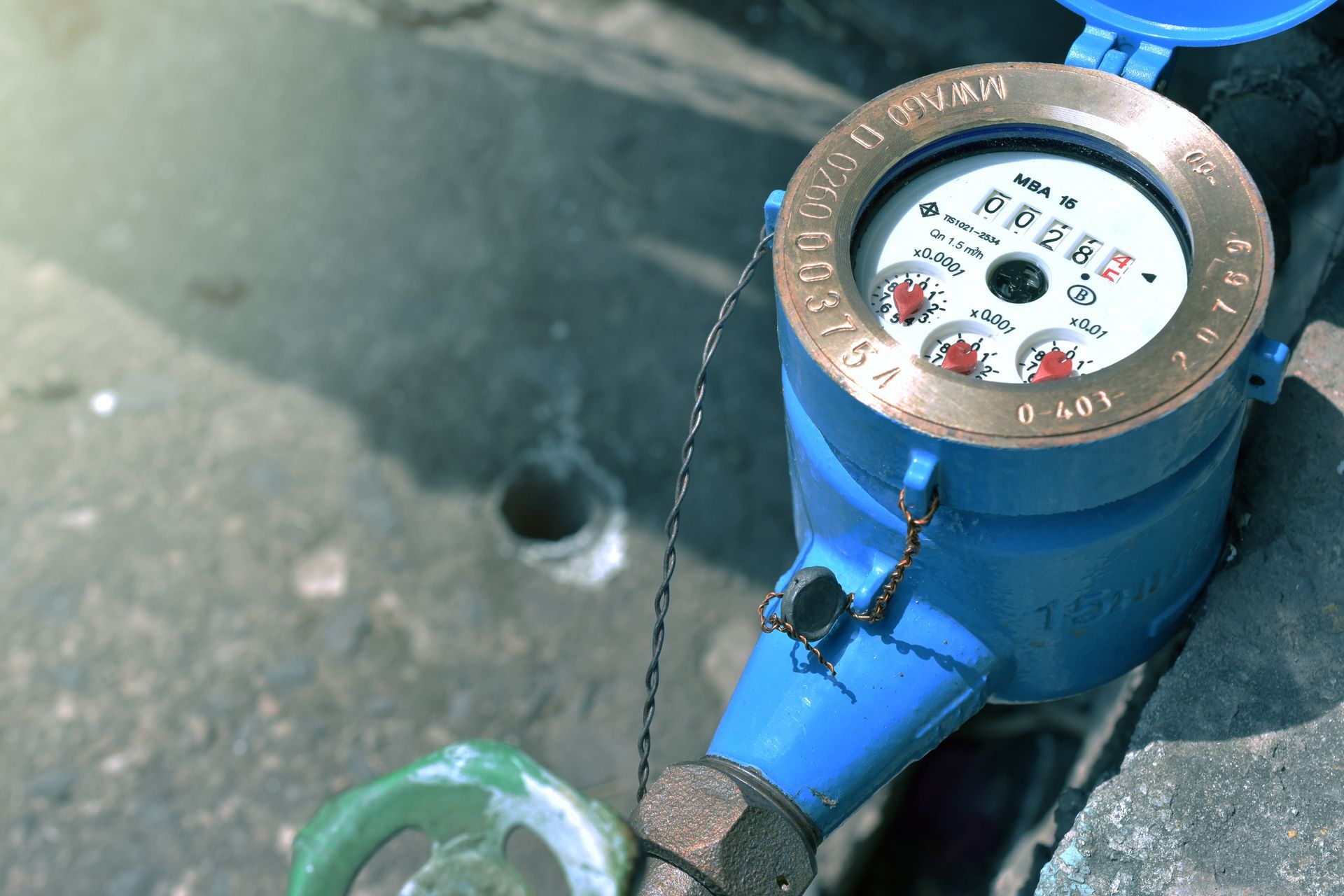 A close up of a water meter on a pipe.