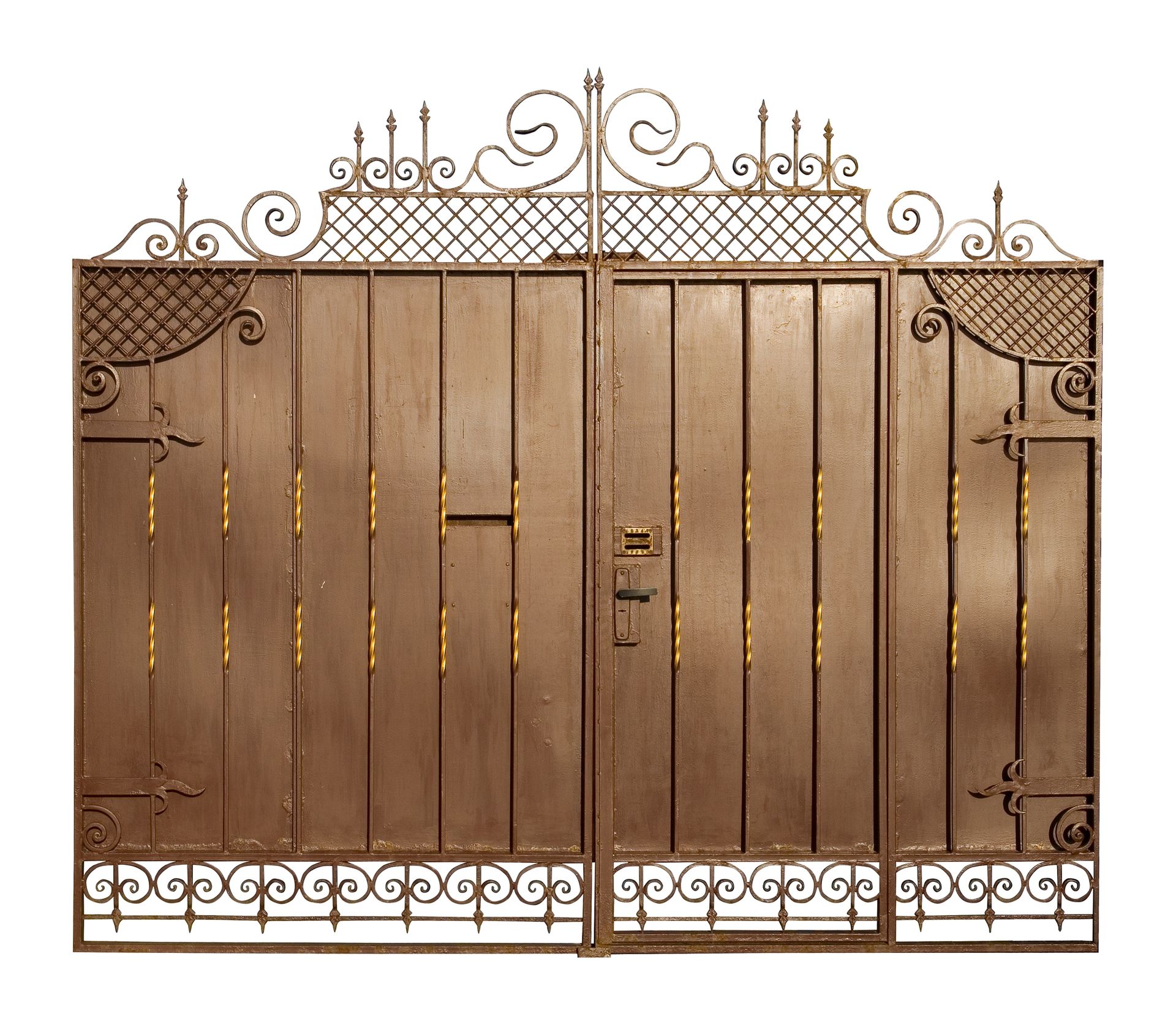 Cancello in ferro battuto color bronzo con dettagli decorati.