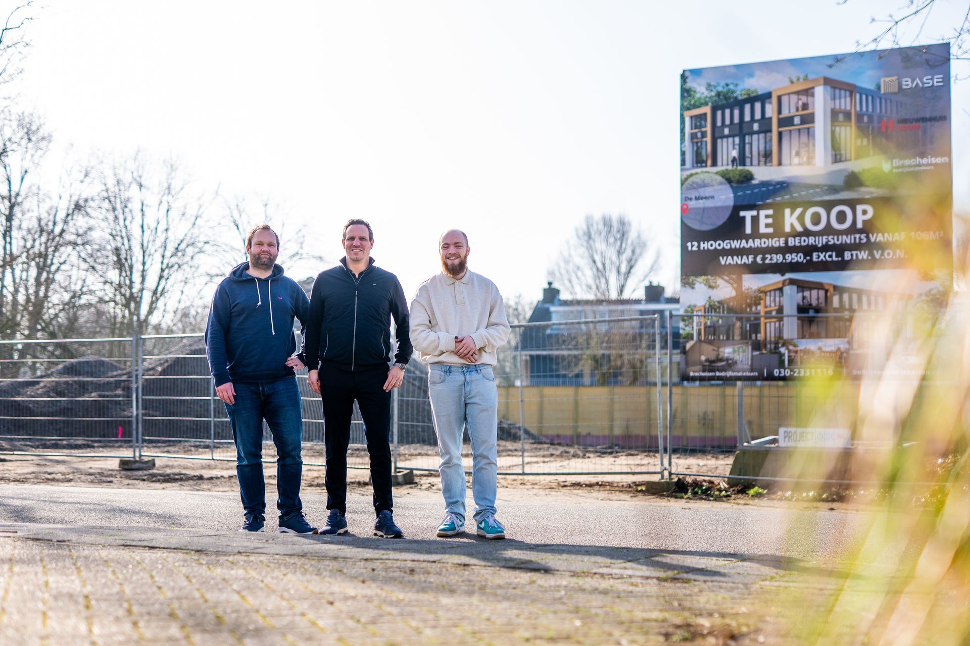 Drie mannen staan ​​voor een 
