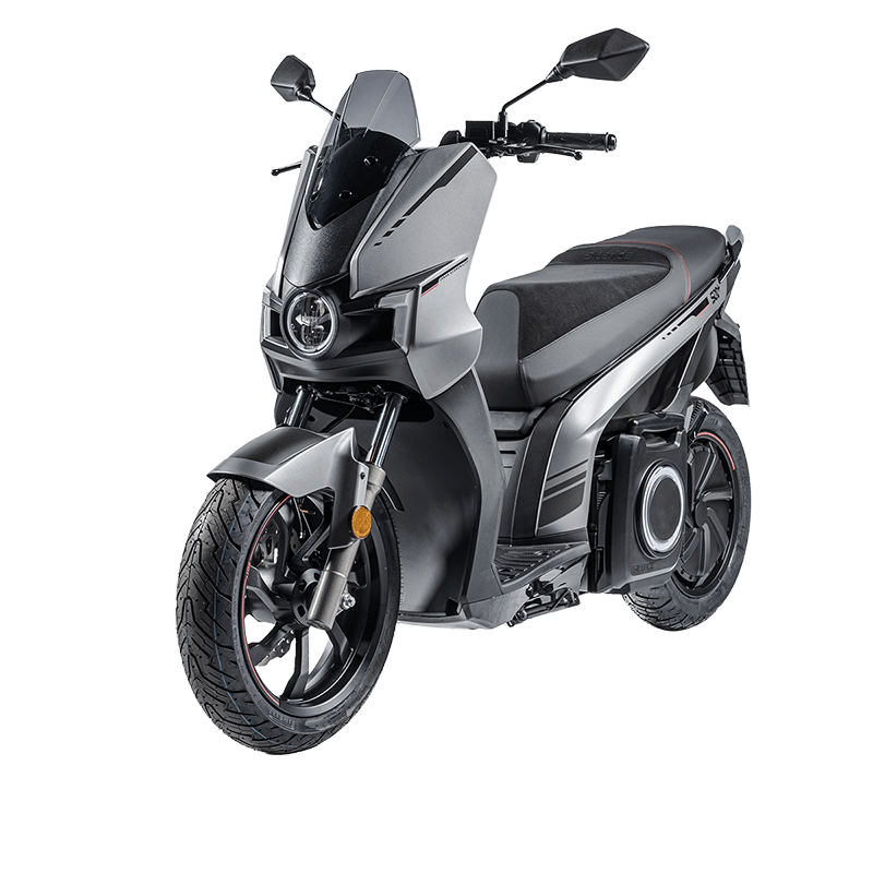 Uno scooter nero con una grande batteria su uno sfondo bianco.