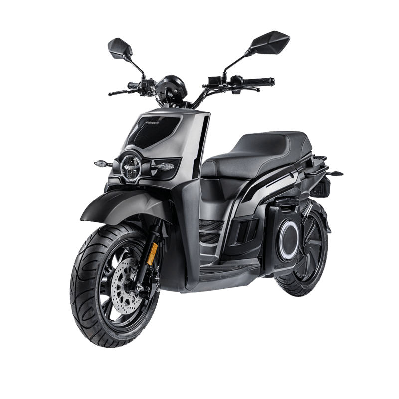 Uno scooter elettrico nero su sfondo bianco.