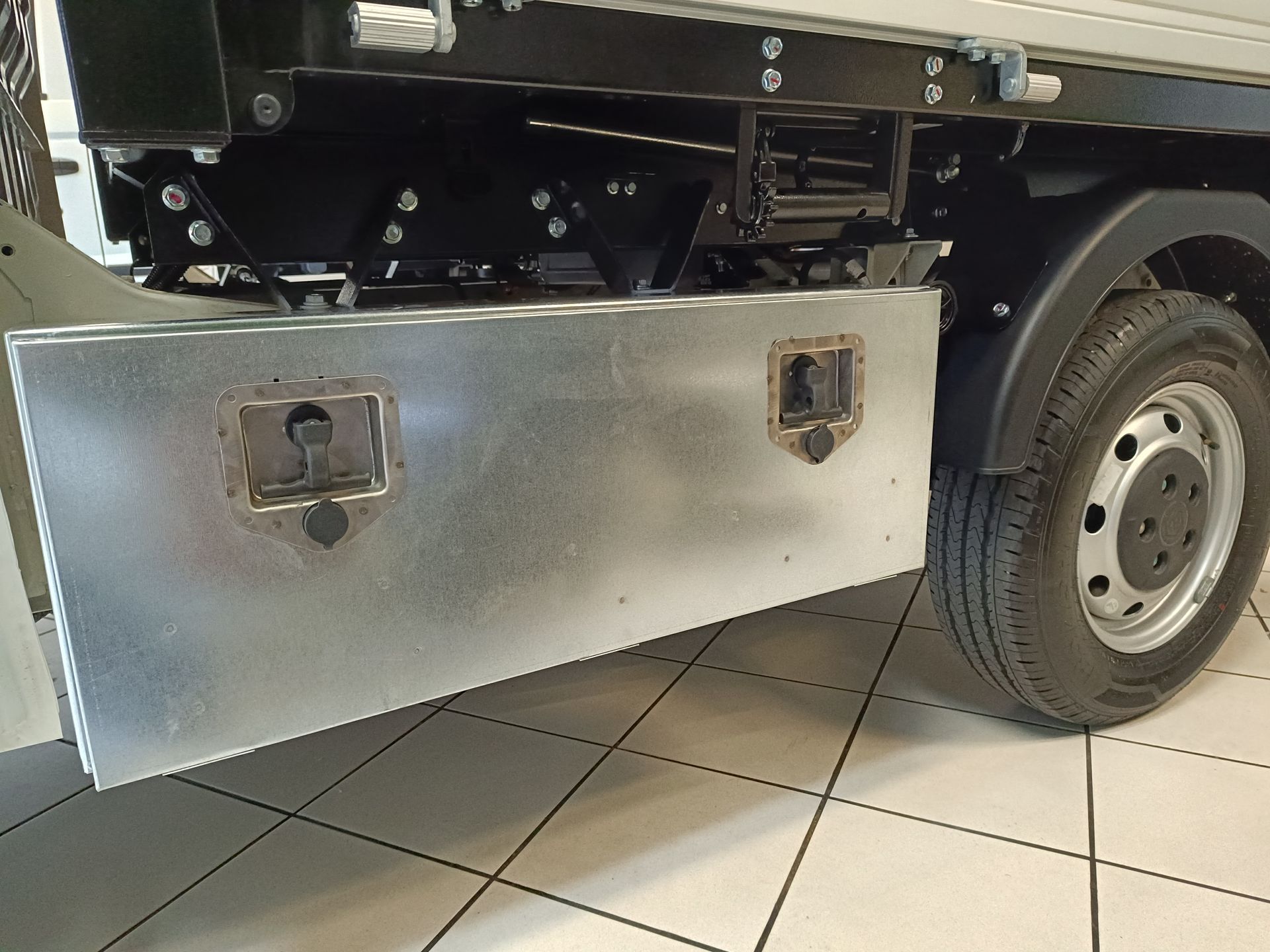 Un camion con una scatola di metallo sul lato