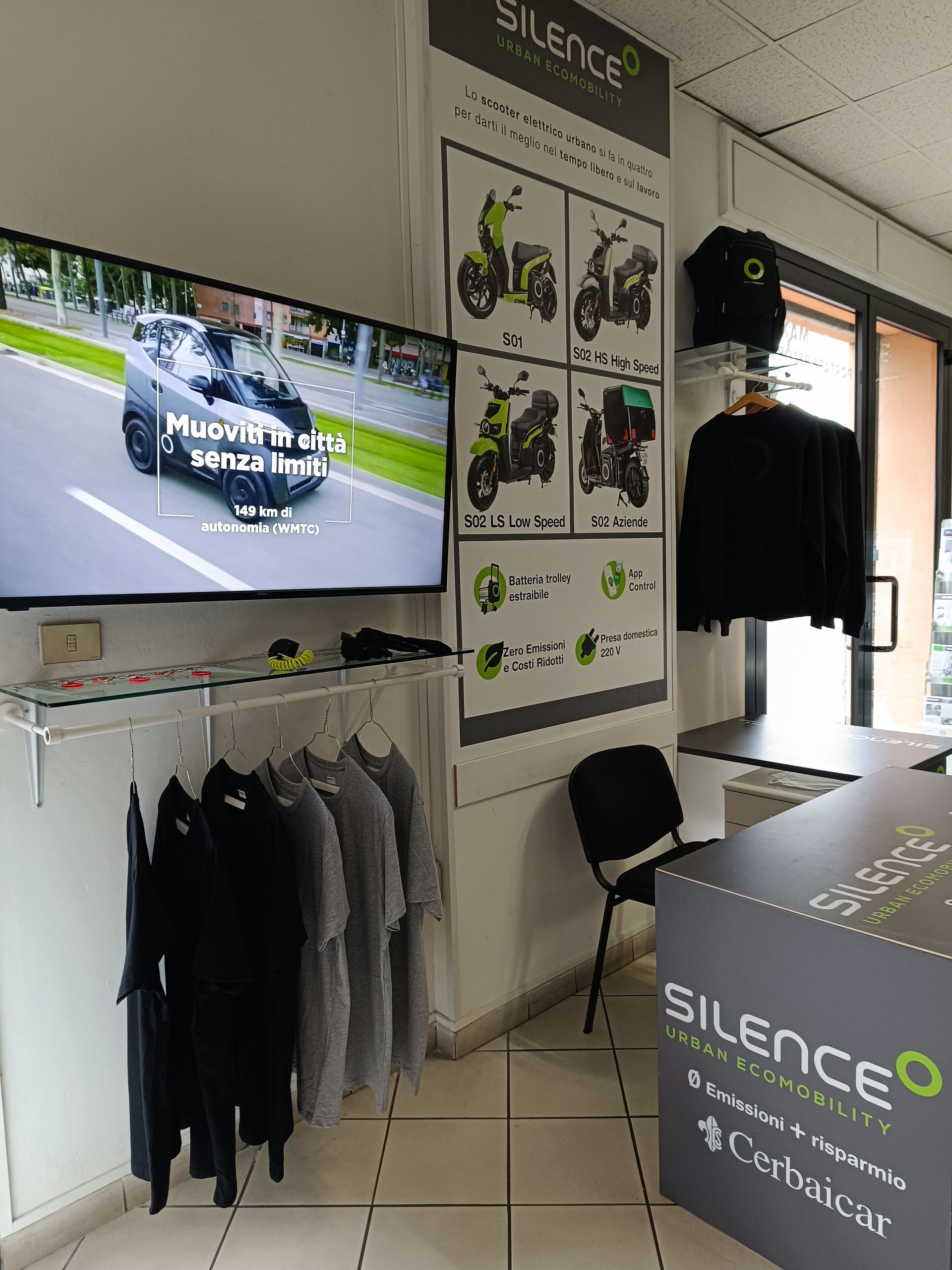 Una stanza con una grande TV a schermo piatto appesa al muro.