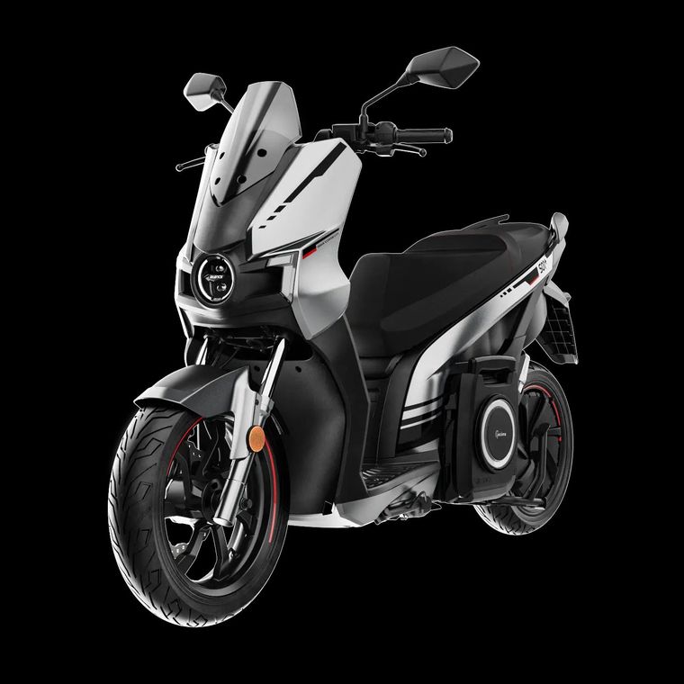 Uno scooter bianco e nero su uno sfondo nero.