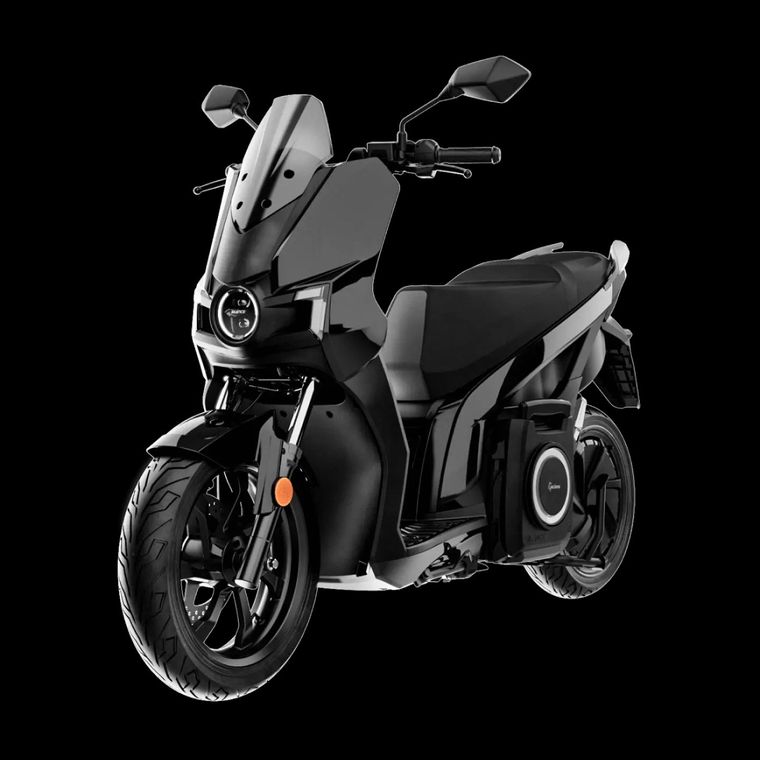 Uno scooter nero con un altoparlante sulla parte anteriore è su uno sfondo nero.