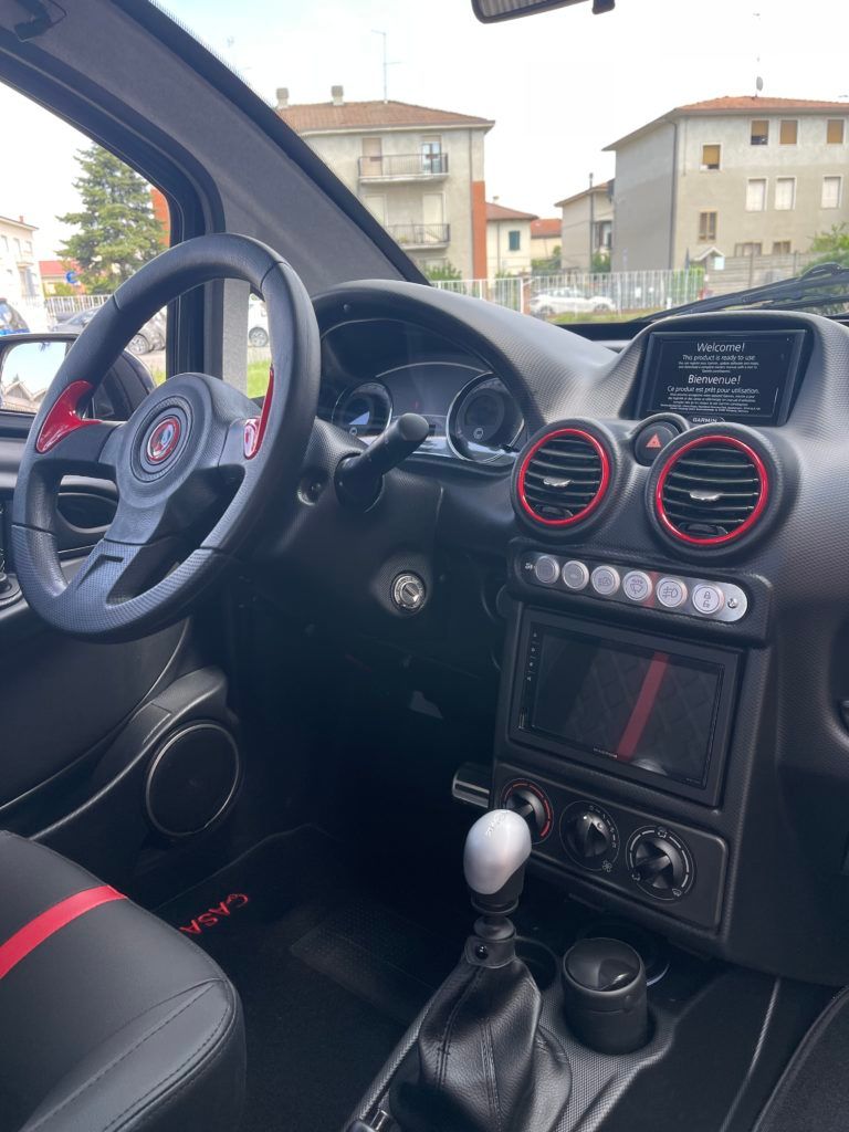 L'interno di un'auto con volante e cruscotto