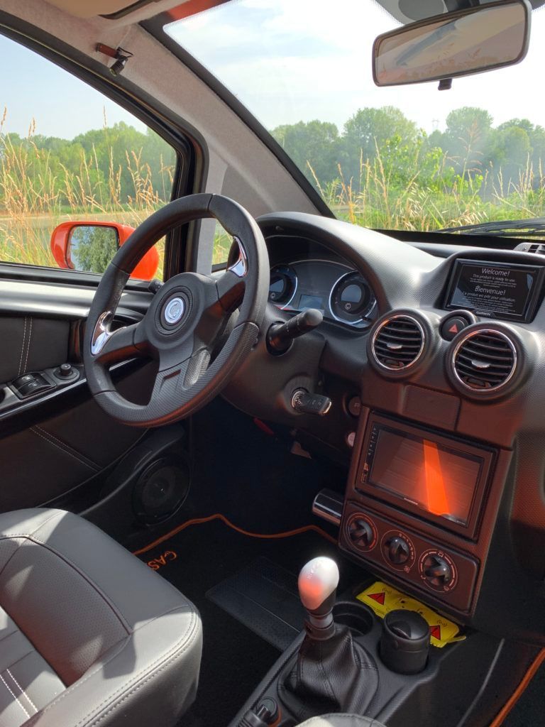 L'interno di un'auto con volante e cruscotto