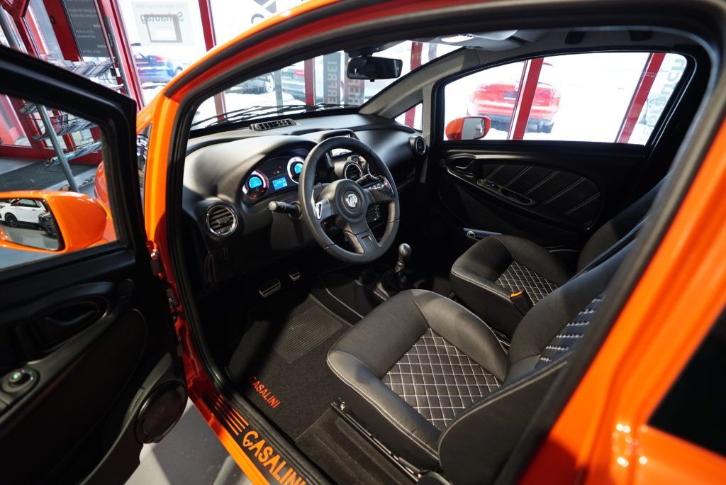 L'interno di un'auto arancione con la portiera aperta