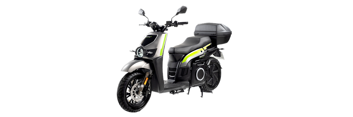 Uno scooter nero e giallo è parcheggiato su uno sfondo bianco.