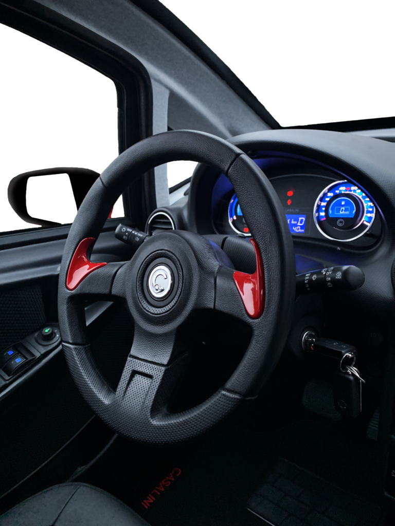 L'interno di un'auto con volante e cruscotto.