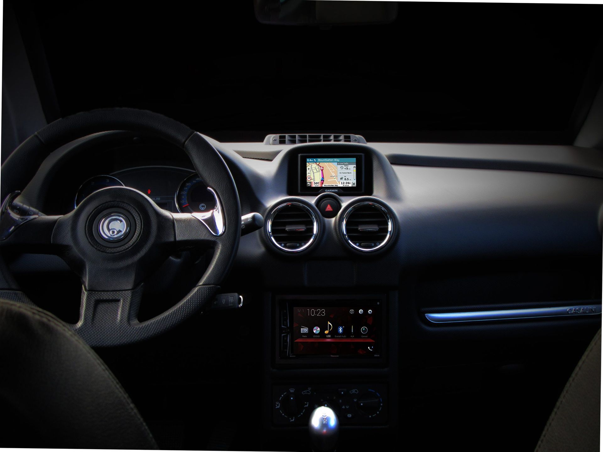 L'interno di un'auto con volante e sistema di navigazione