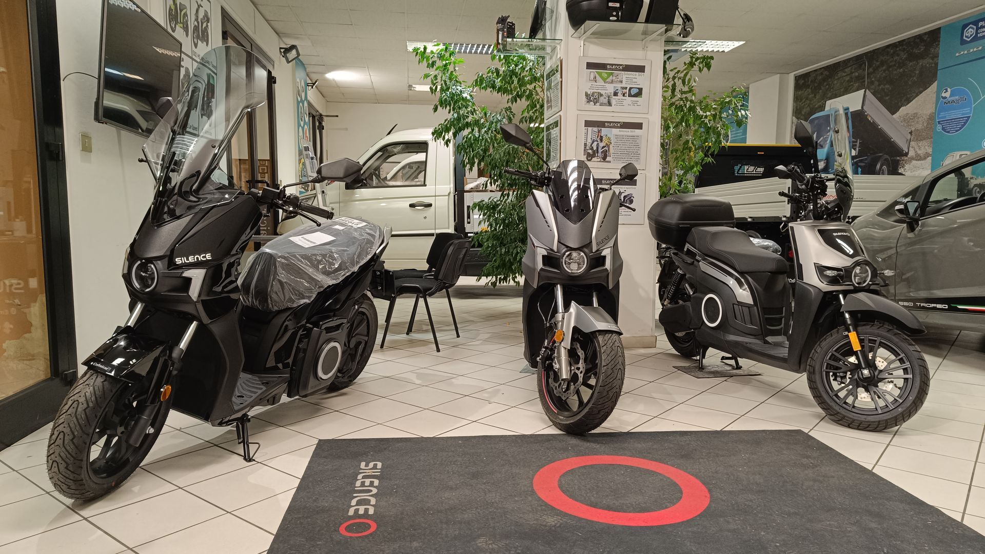Due motociclette sono parcheggiate una accanto all'altra in uno showroom.