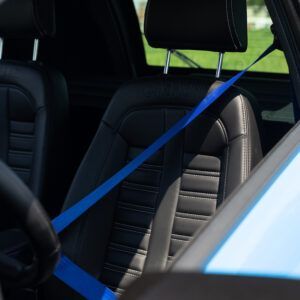 Un'auto nera con una cintura di sicurezza blu